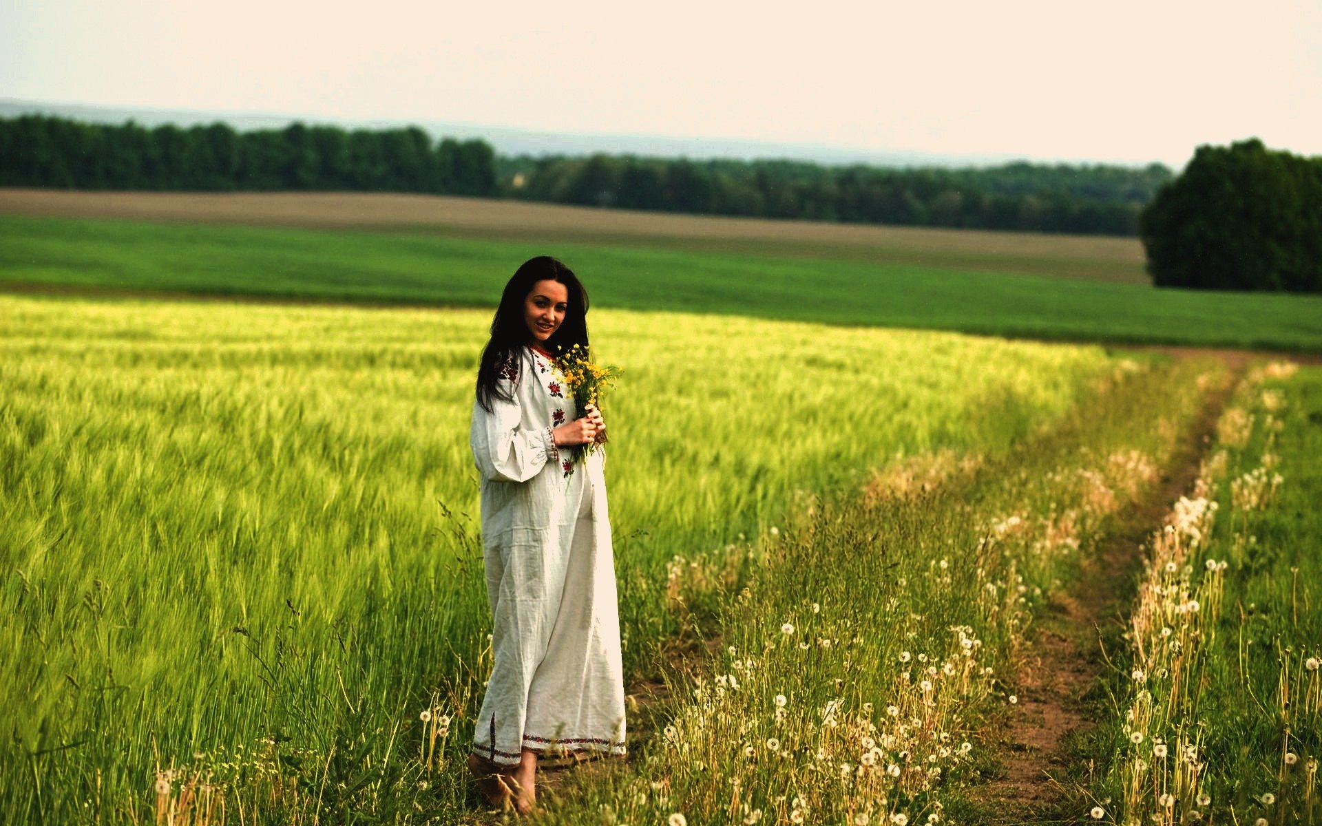 Women in Slavic costumes in Belen
