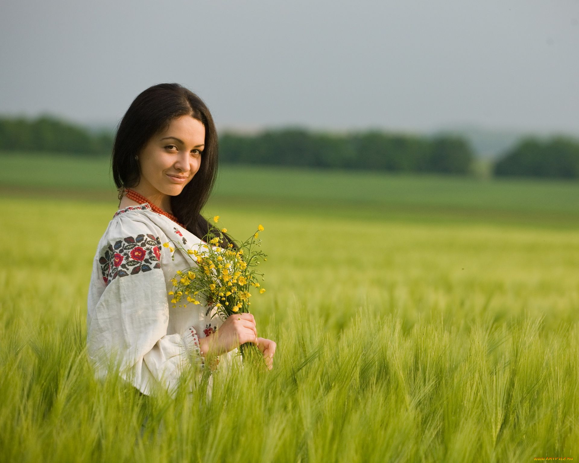 Women in Slavic costumes in Belen